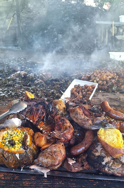 Distintos tipos de carne son parte del curanto de Goye.