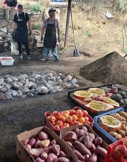 Distintos tipos de verduras y hortalizas se cocinan en el curanto.