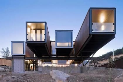 Distintos volúmenes en altura con balcones