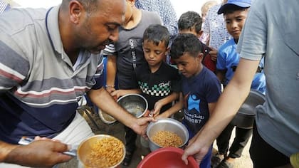 Distribución de alimentos en un centro de UNRWA en Khan Yunis, en el sur de la Franja de Gaza