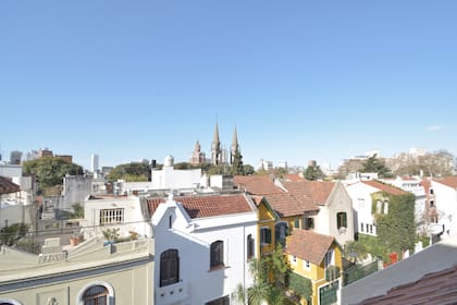Distribuida en cinco plantas, la casa tiene vista a la imponente cúpula de la Abadía
