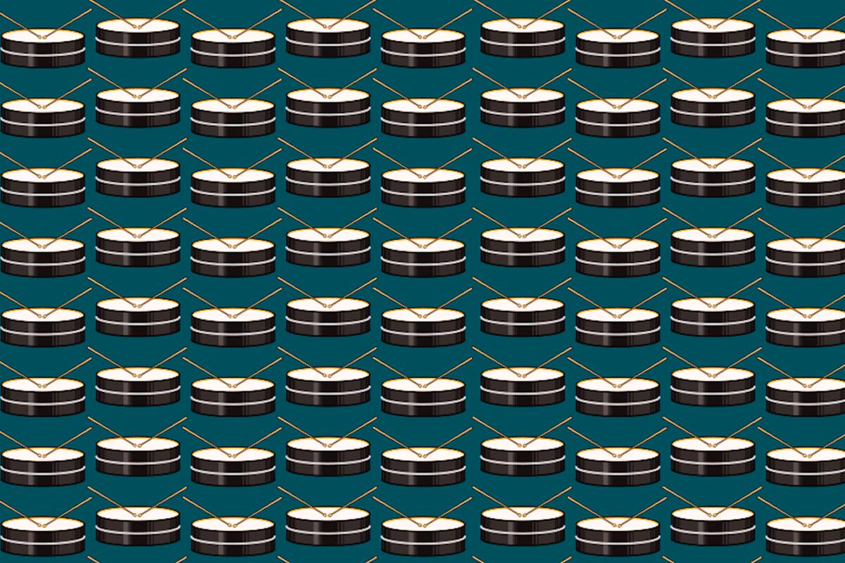 Distribuidos sobre un fondo verde, todos los instrumentos parecen iguales pero un par no tiene las baquetas para su ejecución