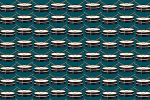 Distribuidos sobre un fondo verde, todos los instrumentos parecen iguales pero un par no tiene las baquetas para su ejecución