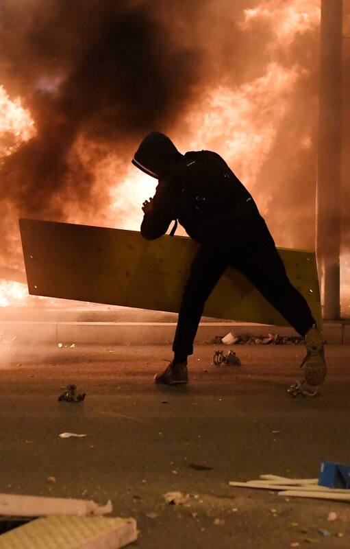 Un manifestante pone una barricada en las protestas convocadas por los Comités de Defensa de la República