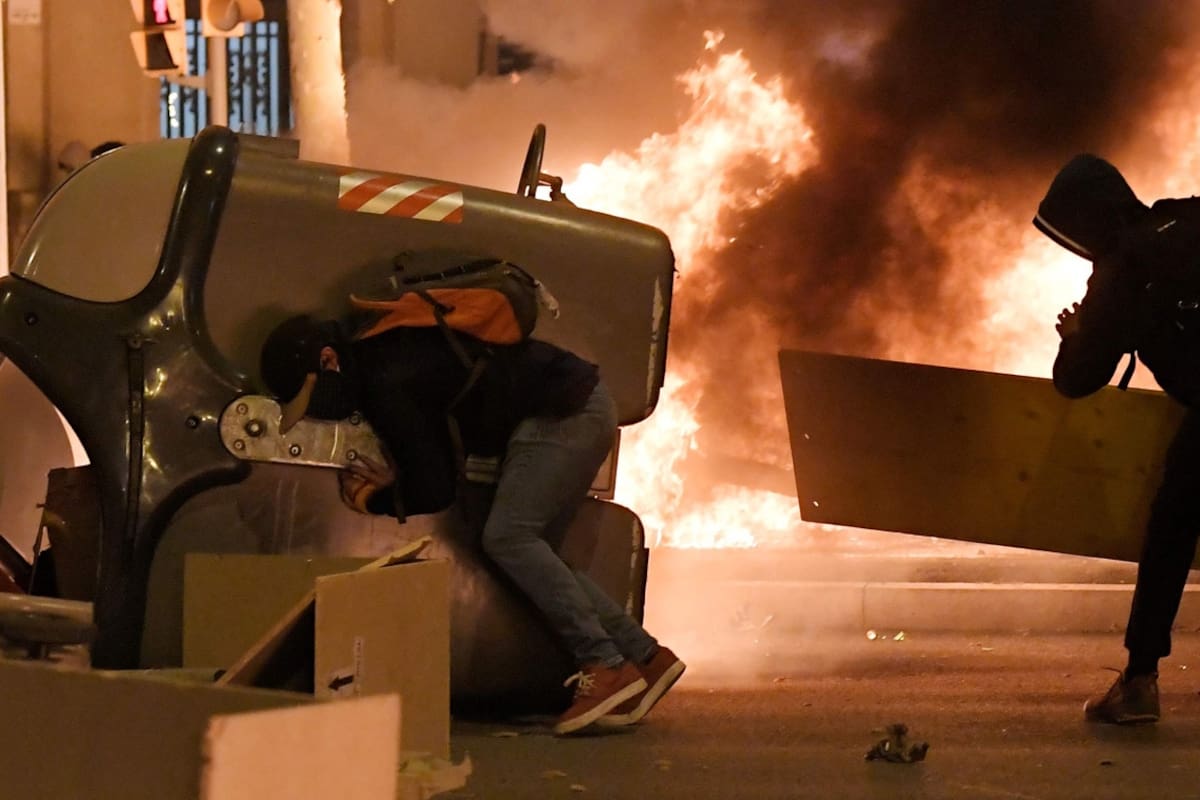 Un manifestante pone una barricada en las protestas convocadas por los Comités de Defensa de la República