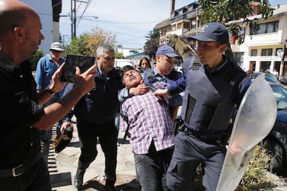 Hubo disturbios luego de la decisión de la Justicia de extraditar a Jones Huala a Chile