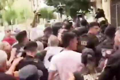 Disturbios en la salida de los parientes de los acusados de la audiencia de hoy en Dolores