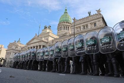 Disturbios en las afueras del Congreso de la Nación por la manifestación contra el veto
