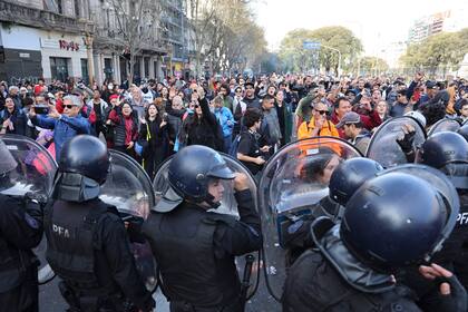 Disturbios en las afueras del Congreso de la Nación por la manifestación contra el veto