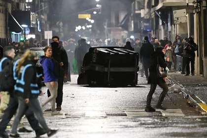 Disturbios en las afueras del congreso durante el tratamiento de la Ley de Tierras