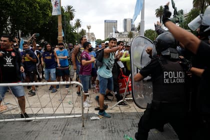 Disturbios en Plaza Mayo , durante el velorio de Maradona.