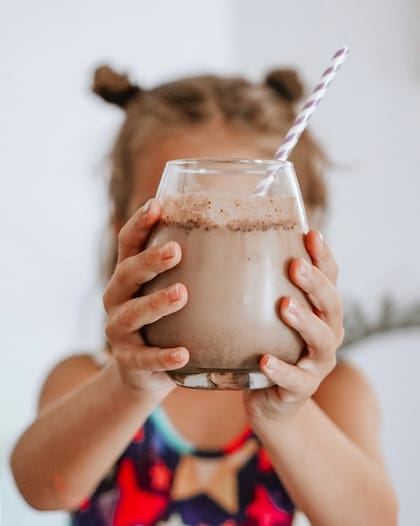 Diversos estudios han encontrado una asociación entre el consumo de leche entera durante la infancia y un menor riesgo de sobrepeso