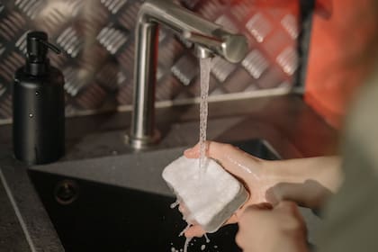 Diversos estudios recomiendan cambiar la esponja de la cocina cada 15 días, para evitar la proliferación de bacterias
