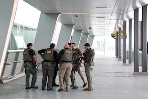 Operativos en aeropuertos y qué se sabe de las redadas migratorias en Dallas y Houston hoy