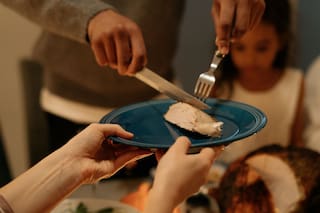 Dónde ofrecen cenas gratis de Día de Acción de Gracias 2025