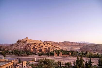 Diversos paisajes marroquíes sirvieron de telón de fondo para la producción de Nolan, pero la antigua ciudad fortificada (ksar) de Aït Benhaddou es uno de los puntos culminantes