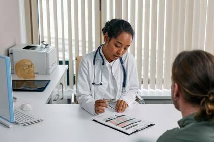 Diversos profesionales de la salud son elegibles para los reembolsos de hasta US$300.000 en Nueva York