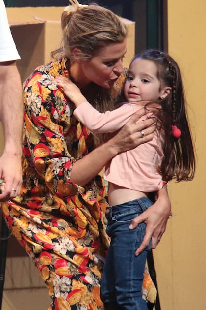 Divertida, Ema subió al escenario para saludar a su mamá.