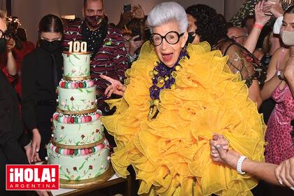 Divertida y espontánea, Iris juega a sorprenderse con su torta. Para la gran noche, vistió un conjunto amarillo, con una voluminosa chaqueta con maxivolados. Infaltables sus gafas y sus coloridos accesorios.