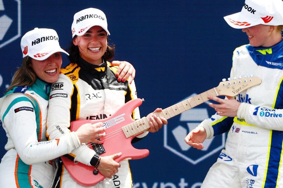 Divertidas, la española Nerea Martí y las británicas Jamie Chadwick y Alicia Powell comparten el podio de la segunda carrera de W Series en Miami en 2022; la categoría pretende ser un escalón de ascenso de mujeres a la Fórmula 1.
