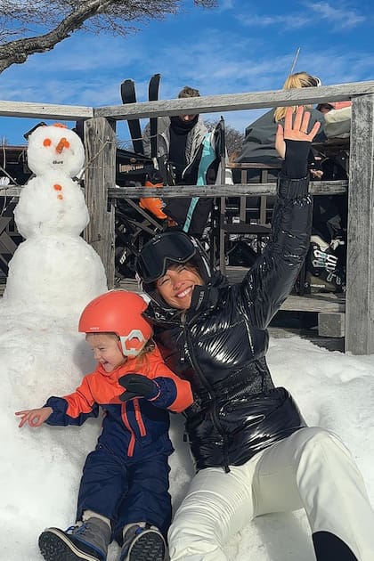 Divertidas, madre e hija armaron un gran muñeco de nieve, al que le pusieron una zanahoria como nariz.