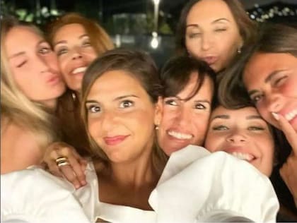 Divertidas y más relajadas con los protocolos, Antonela Roccuzzo disfrutó de la noche catalana con sus amigos