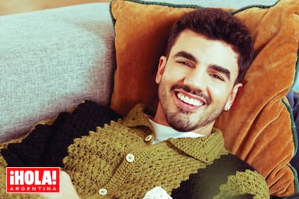 Divertido y fresco, Santiago posa por primera vez para ¡Hola! Argentina y confiesa: “Siempre me reí de mí, me gusta reírme de mis desgracias. El humor me re contra salvó y me salva hasta el día de hoy”.