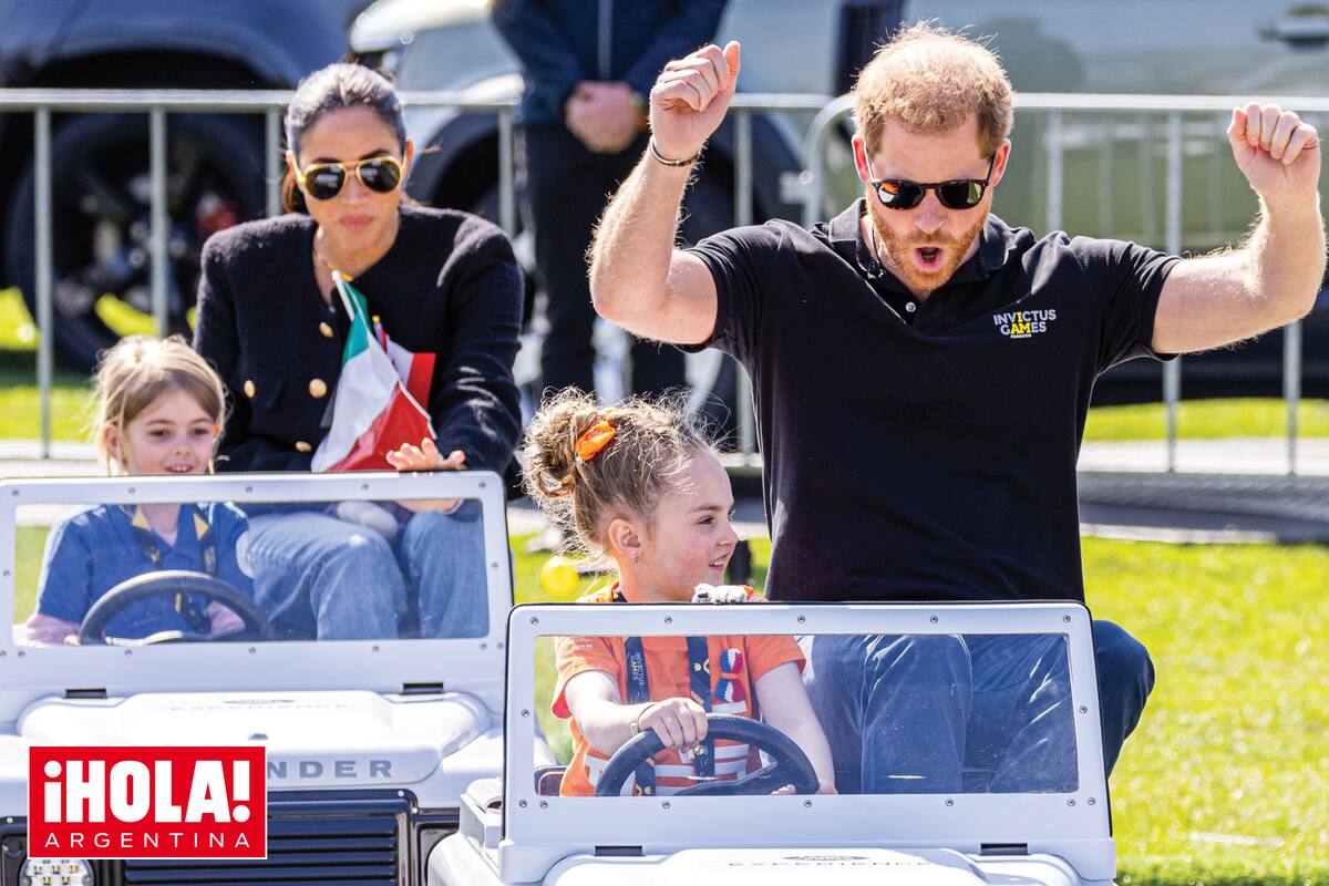 Divertidos, en el Land Rover Driving Challenge sacaron a relucir su costado más lúdico y se subieron a unos Defender en miniatura piloteados por dos chiquitas.