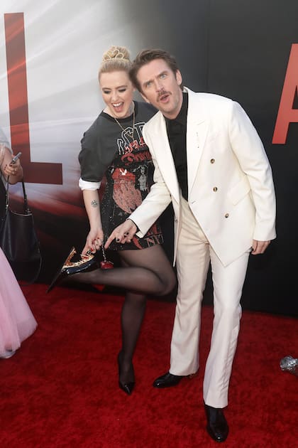 Divertidos. Los actores Kathryn Newton y Dan Stevens asistieron al preestreno del film de terror Abigail que se realizó en el Regency Village Theatre de Los Ángeles. Sin lugar a duda, el look de la actriz estadounidense llamó la atención, sobre todo los tacos de sus zapatos que simulaban una dentadura de tiburón