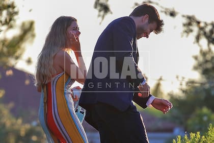 Divertidos y sonrientes, Piqué y su joven novia se muestran muy enamorados.