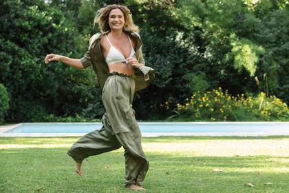 Divina, Carola corre por el jardín descalza. “Acá llegan, pasan el portón y los hago descalzar. ¡Grounding todo el día! Otra herramienta gratis que reduce los niveles de estrés. Es importante estar en contacto con la tierra, tenemos que descargar”, dice.