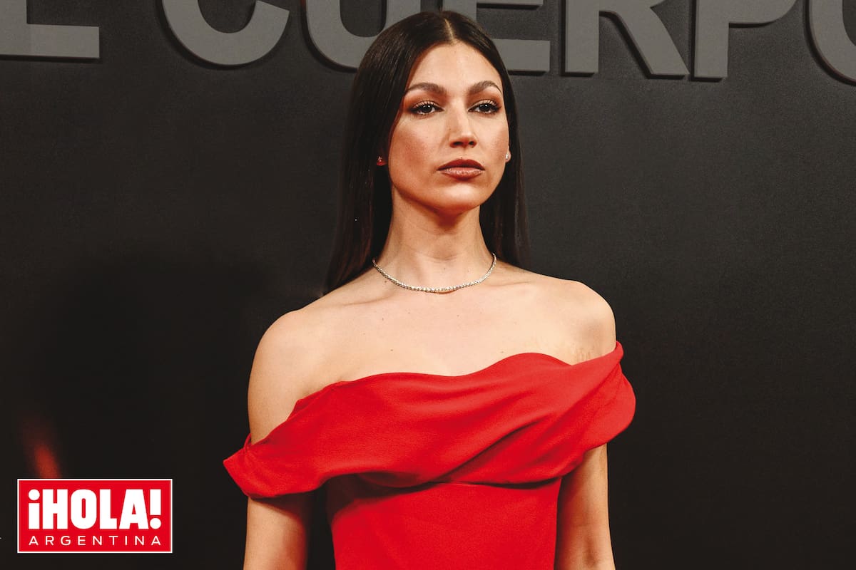 Divina, completó su look con una gargantilla de brillantes, el pelo suelto y un make up muy a la moda.