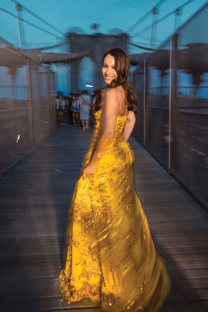 Divina posando en el Puente de Brooklyn con un diseño de alta costura de Carolina Herrera. “Es una diseñadora que admiro desde siempre: su marca jamás perdió su esencia y supo mantenerse en ese lugar perfecto de femineidad, color y elegancia”