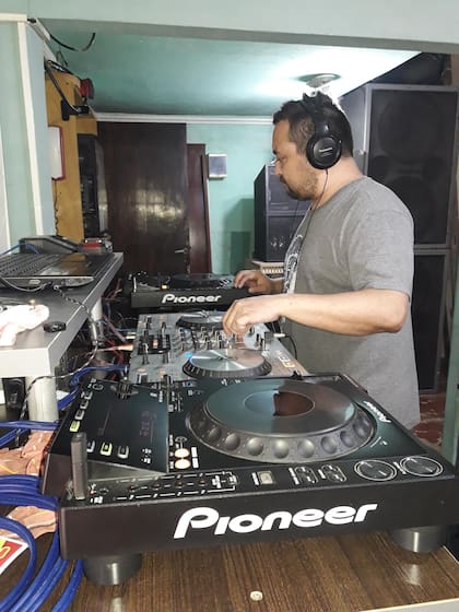 DJ Candela. José 'Chipi' Fernández al frente de las consolas; hoy, por las restricciones, no puede trabajar.