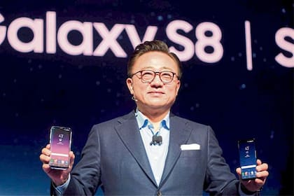 DJ Koh, CEO de Samsung, muestra el S8