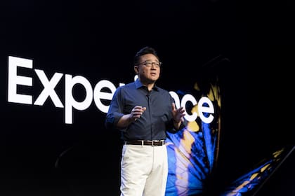 DJ Koh durante la presentación del teléfono flexible