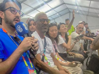 Djalminha, de anteojos negros y remera blanca, en la conferencia de prensa previa al debut de Argentina ante Argelia
