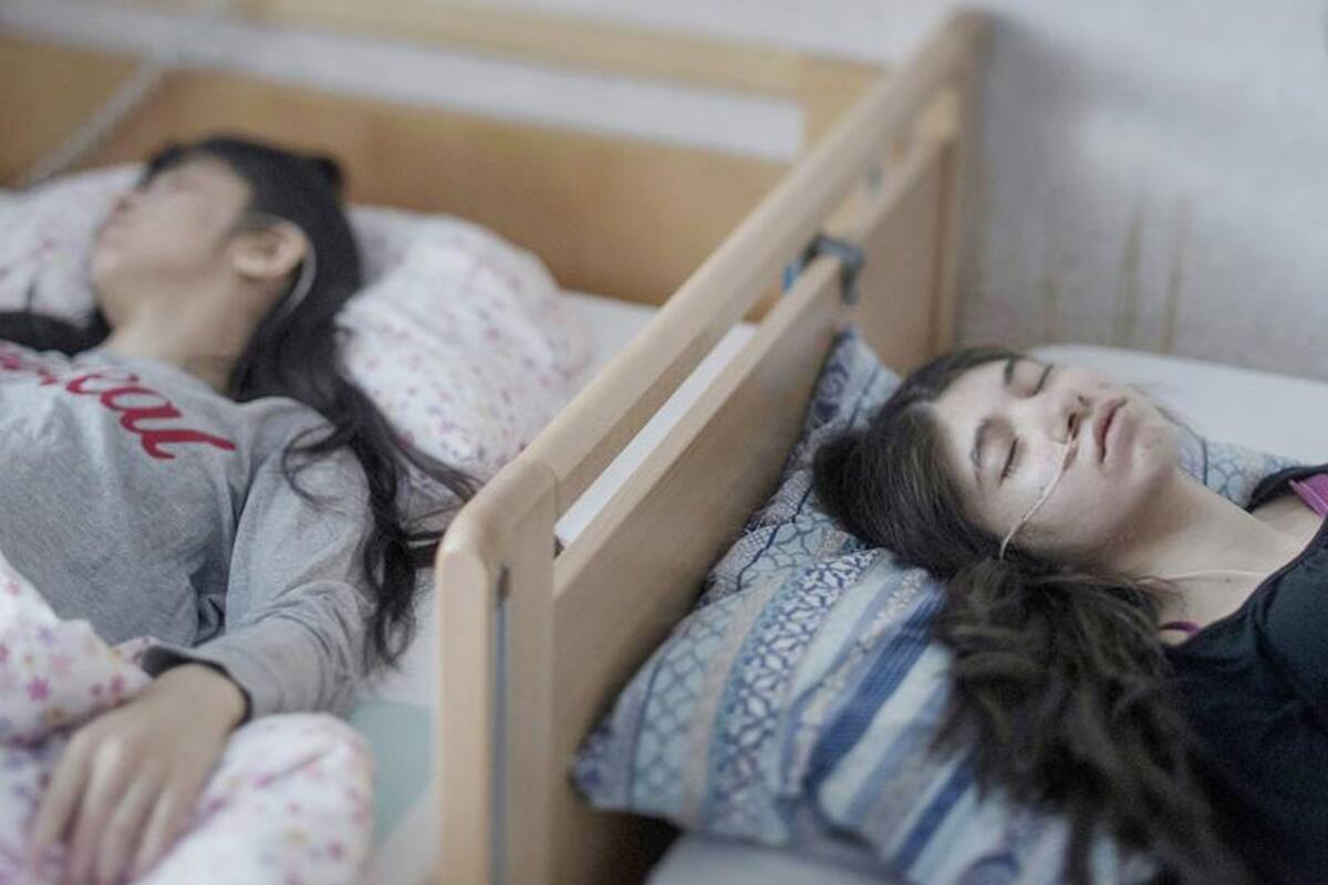 Djeneta y su hermana Ibadeta, desconectadas del mundo, son la imagen del síndrome de resignación que afecta sólo en Suecia a menores de los Balcanes y la antigua URSS