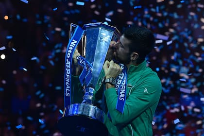 Djokovic besa la copa que lo consagra como campeón del ATP World Finals
