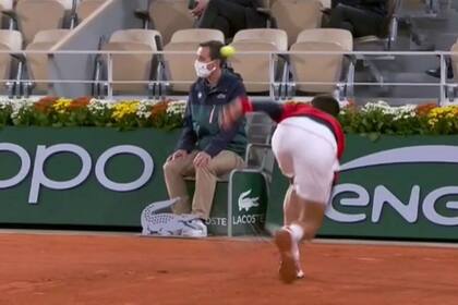 Djokovic cargó contra los jueces de línea y volvió a propinarle un pelotazo involuntario a un juez en Roland Garros