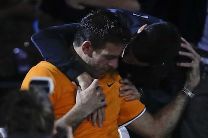 Djokovic consolando a Del Potro tras derrotarlo en la final del US Open 2018