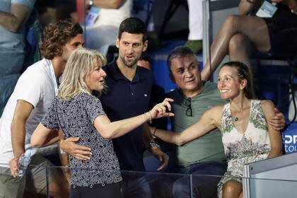 Djokovic, duramente criticado tras el polémico Adria Tour, junto con su mujer, sus padres y uno de sus hermanos.