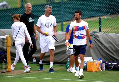 Djokovic durante una práctica en Wimbledon, acompañado por su entrenador, el croata Goran Ivanisevic.
