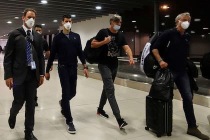Djokovic en el aeropuerto de Melbourne junto con su entrenador Goran Ivanisevic, el año pasado, cuando fue deportado por no estar vacunado contra el coronavirus