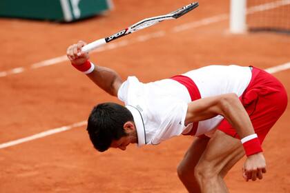 Djokovic en su momento de ira: destroza la raqueta. Después bailó en el hotel