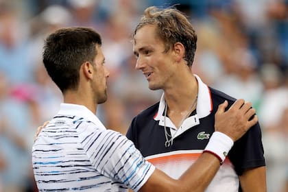 Djokovic felicita a Medvedev; el ruso superó al número 1 del mundo en la semifinal de Cincinnati, en camino hacia su título más importante