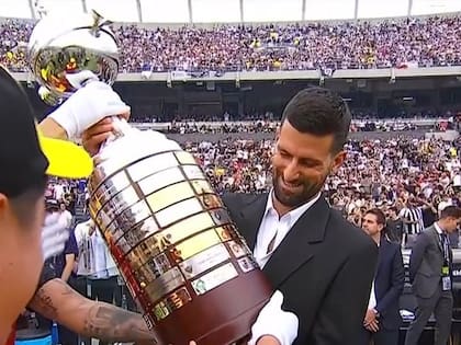Djokovic fue el encargado de presentar la Copa Libertadores en la final que Botafogo le ganó a Mineiro por 3-1 en el estadio de River.