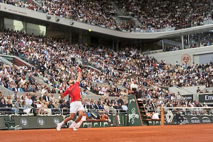 Djokovic fue eliminado por Sinner en un estadio completo que lo ovacionó; el serbio llegó hasta las semifinales en Roland Garros, donde se coronó tres veces.