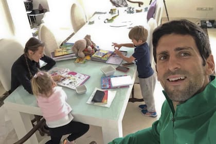 Djokovic junto con su mujer e hijos en Marbella, donde está cumpliendo con la cuarentena.