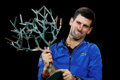 Djokovic levanta el trofeo en París.